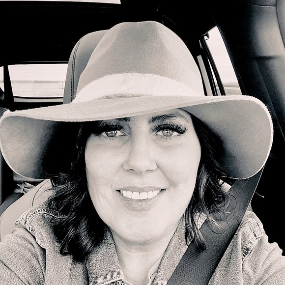 Meet your Posher, Crystal - Picture 2 of 4